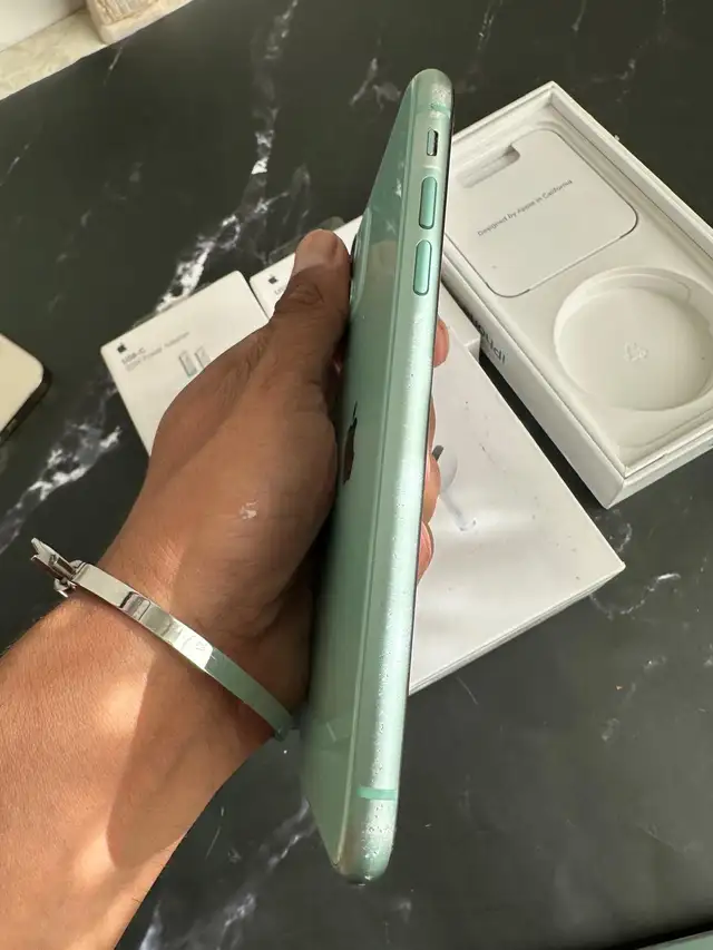 iPhone 11 256GB Unlocked - Excellent Condition! - Photo 4