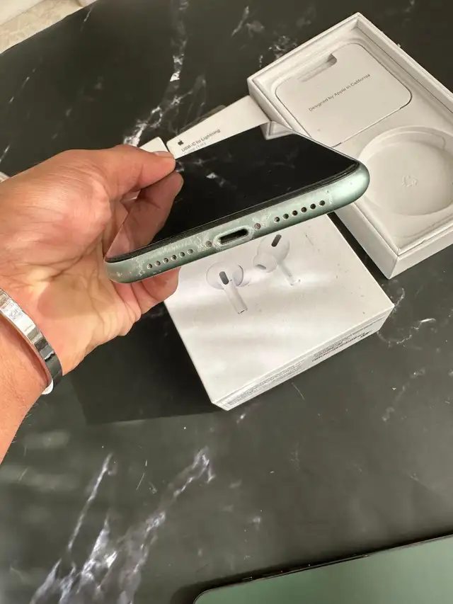 iPhone 11 256GB Unlocked - Excellent Condition! - Photo 7