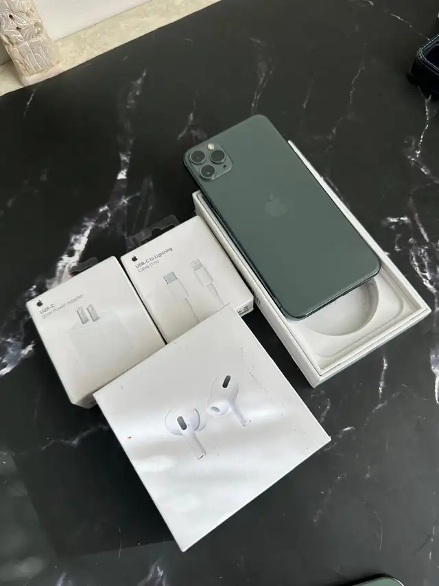 iPhone 11 PRO MAX 512GB - Mint Condition!