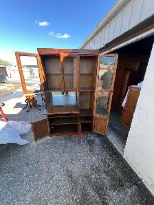 Free delivery used beautiful Vintage  Cabinet with Glass Doors - Photo 7