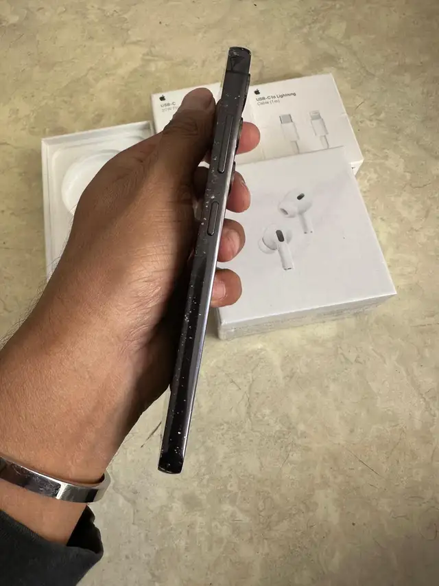 Samsung S21 128GB – Unlocked – Like New w/ AirPods & Charger - Photo 2