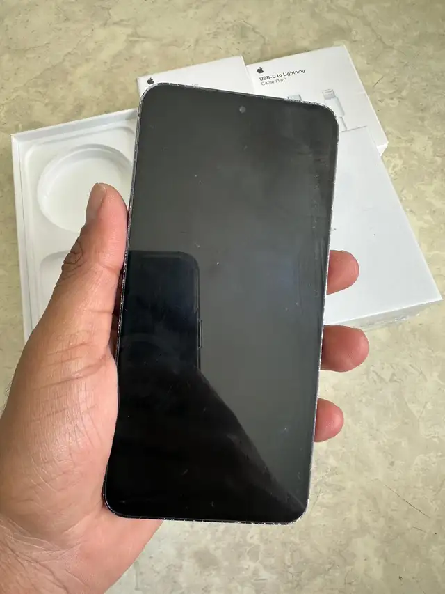 Samsung S21 128GB – Unlocked – Like New w/ AirPods & Charger - Photo 3