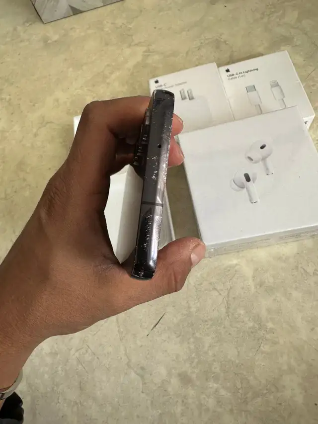 Samsung S21 128GB – Unlocked – Like New w/ AirPods & Charger - Photo 4