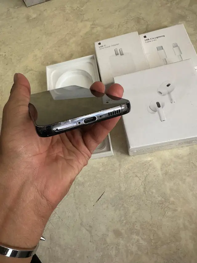 Samsung S21 128GB – Unlocked – Like New w/ AirPods & Charger - Photo 5