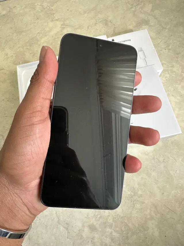 Samsung S21 128GB – Unlocked – Like New w/ AirPods & Charger - Photo 7