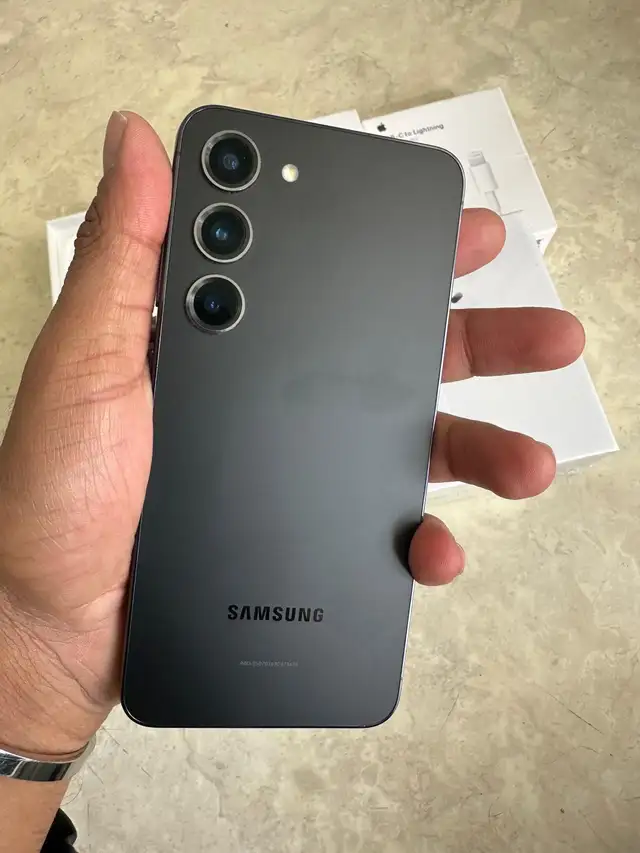 Samsung S21 128GB – Unlocked – Like New w/ AirPods & Charger - Photo 9