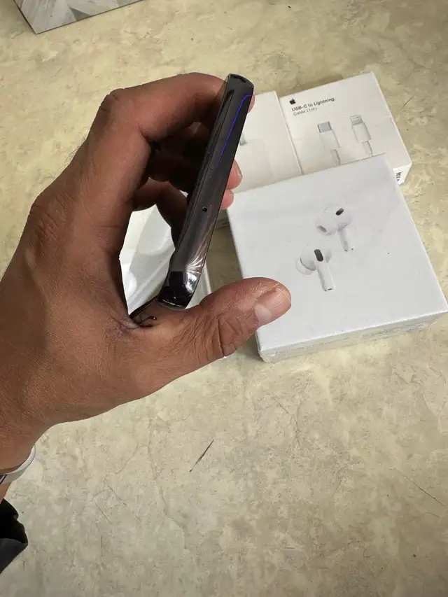 Samsung S21 128GB – Unlocked – Like New w/ AirPods & Charger - Photo 10