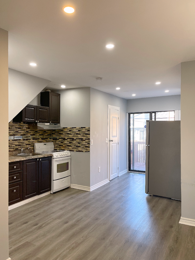 1-Bedroom Main Level Unit Near Oakwood LRT-$1695.(Include WiFi)