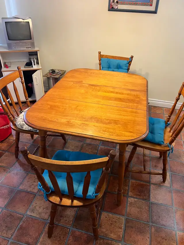 Free delivery used Wooden Dining Table Set with 4 Chairs