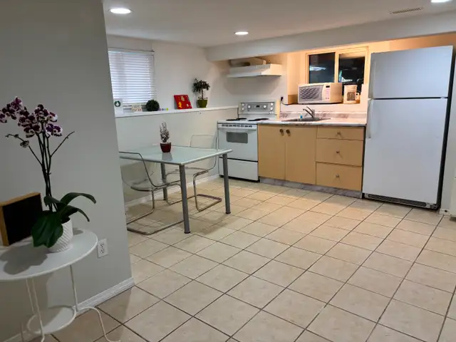 Freshly Renovated & Furnished 2-Bedroom Suite -All-inclusive - Photo 4