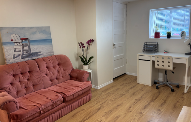 Freshly Renovated & Furnished 2-Bedroom Suite -All-inclusive - Photo 7
