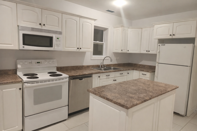 Spacious 3 Bedroom Apartment – Quinpool Road – Parking Included - Photo 6