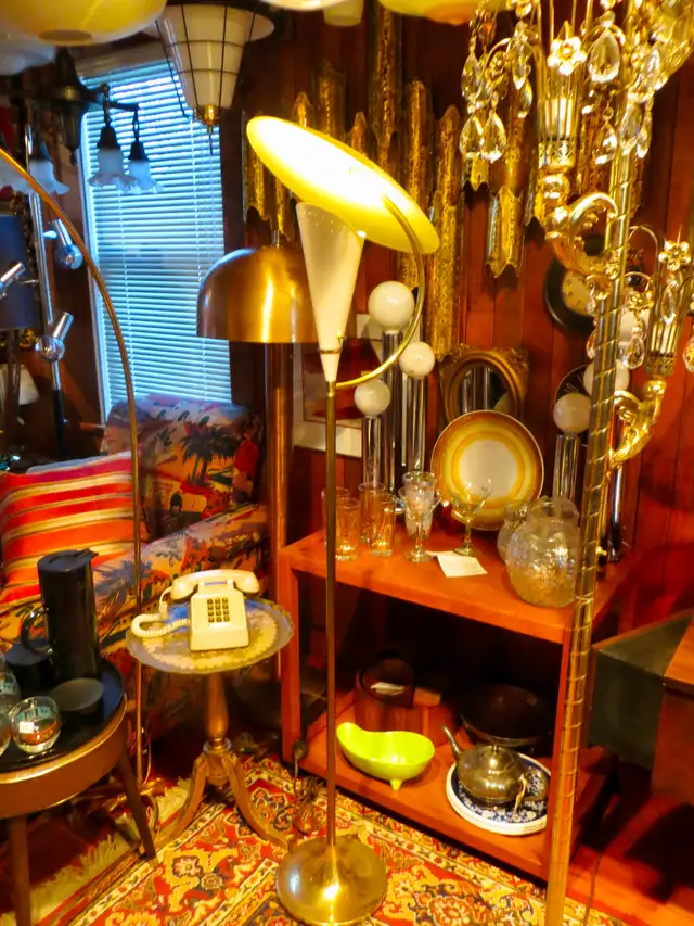 PAST and PRESENT ANTIQUES - INDUSTRIAL  CART - COFFEE TABLE - Photo 8