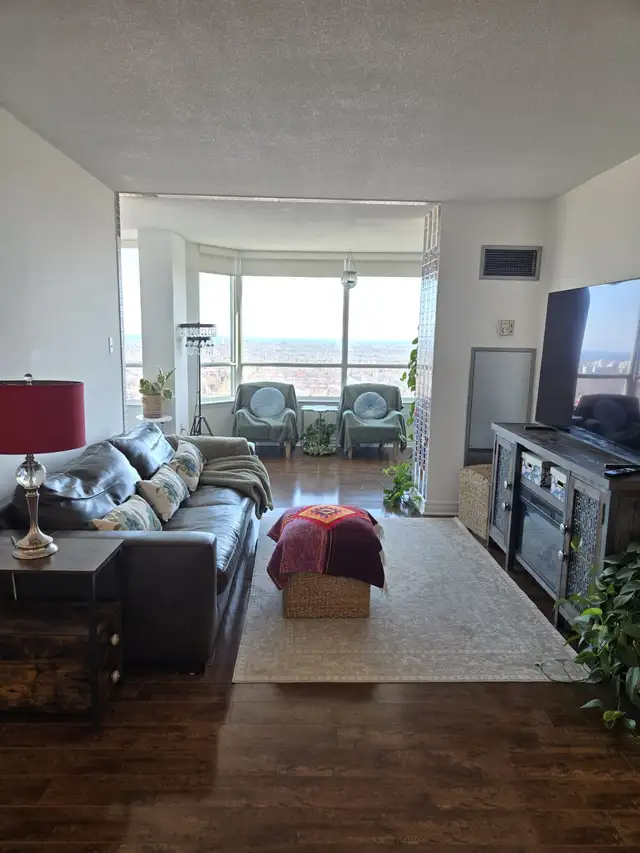 2   1 Bedroom Condo for rent Burnhamthrope & Confederation - Photo 3