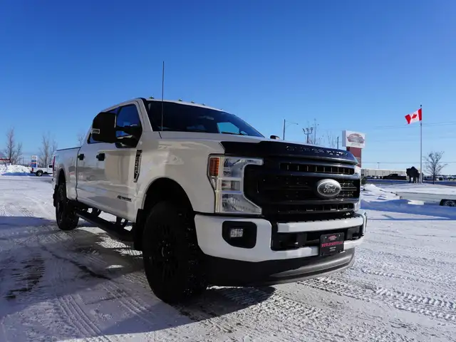 2022 Ford F-250 XLT CREW, FX4 SPORT & BLACKOUT PACKAGES & BUCKET - Photo 6