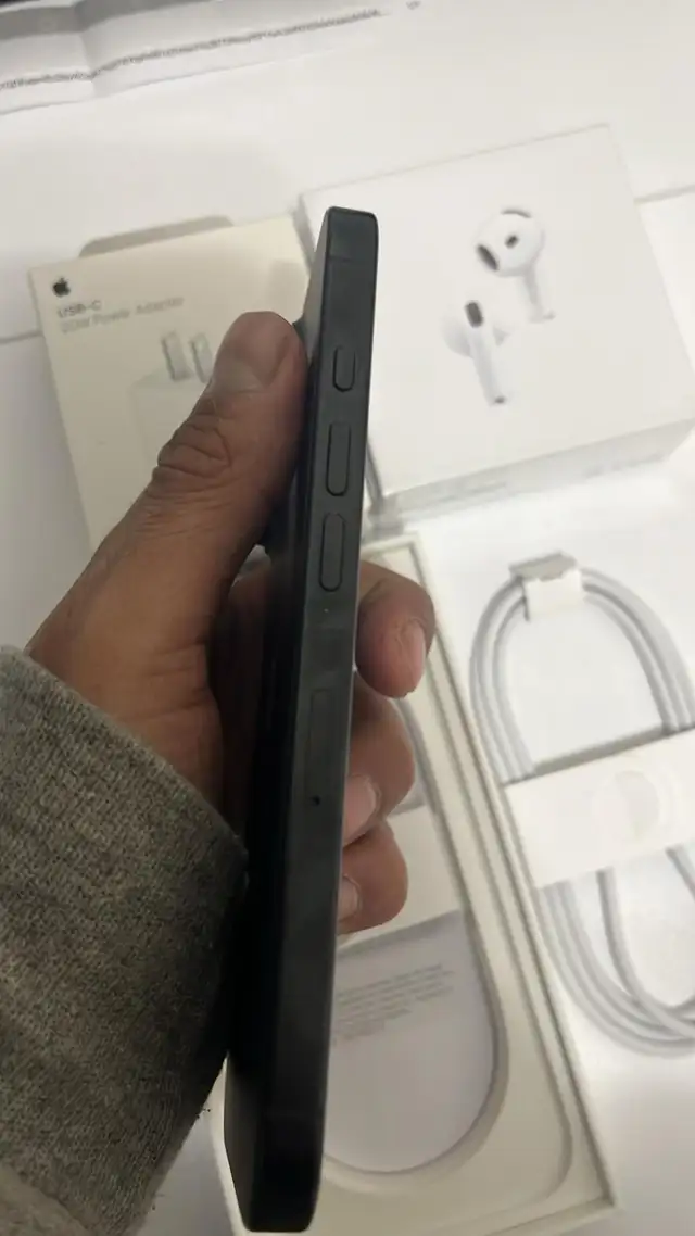 iPhone 16 Pro 128gb 92% battery Airpods/Fast Charger/Delivery - Photo 2