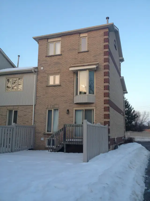 Town house for Rent 4 Bedrooms - Photo 2