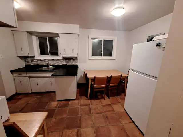 One Room for rent in Waterloo (Nothing Included, Girl Only) - Photo 2