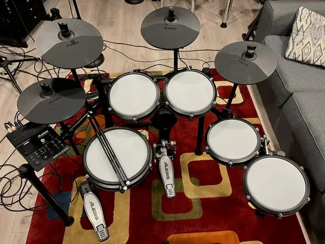 ALESIS NITRO MAX E-Drum Kit w/EXPANSION PACK