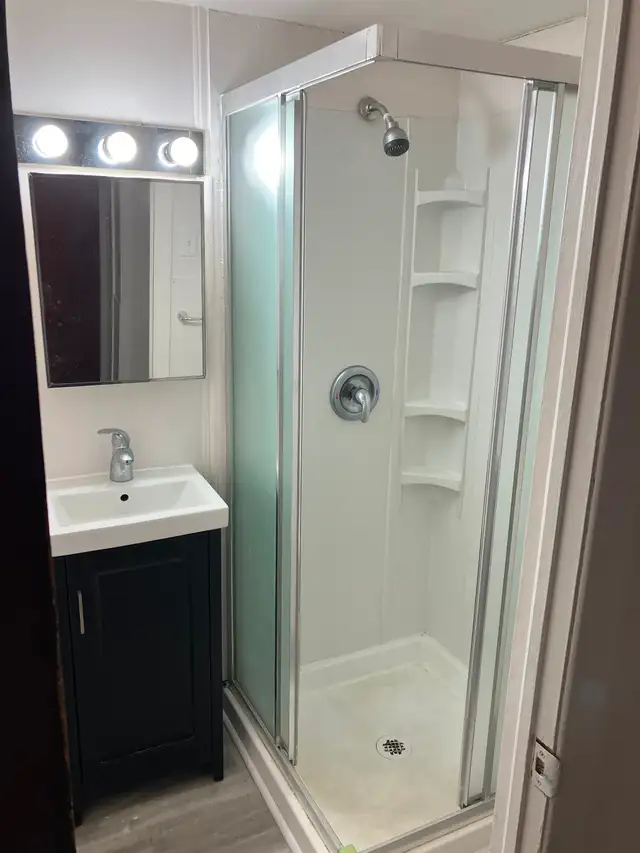 Sandy Hill Basement Bachelor/Studio Apartment (257 Daly Ave) - Photo 2