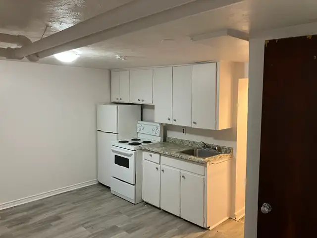 Sandy Hill Basement Bachelor/Studio Apartment (257 Daly Ave) - Photo 8