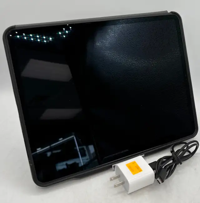 iPad Pro - 12.9' 6th Gen 2TB LTE / Includes Case & Charger