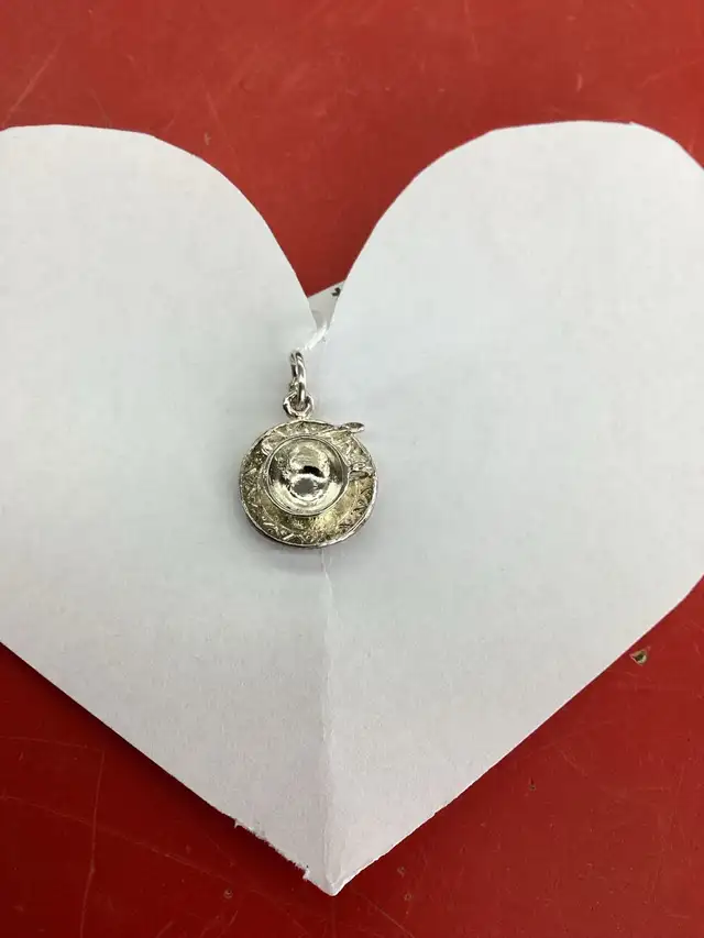 breloque tasse en argent