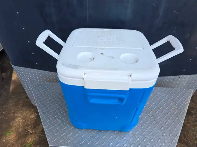 Igloo Square Cooler 2 Handles 2 Cup Holders 2 Compartment Cubby