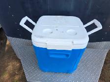 Igloo Square Cooler 2 Handles 2 Cup Holders 2 Compartment Cubby