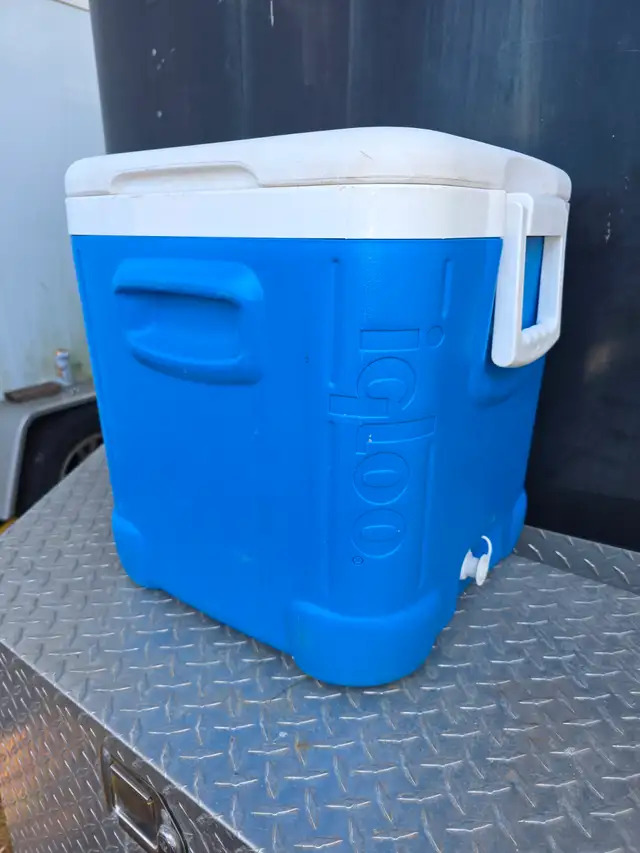 Igloo Square Cooler 2 Handles 2 Cup Holders 2 Compartment Cubby - Photo 2