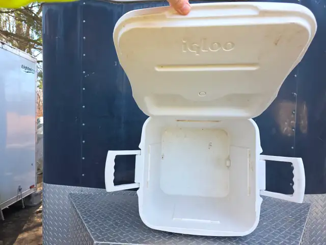 Igloo Square Cooler 2 Handles 2 Cup Holders 2 Compartment Cubby - Photo 3