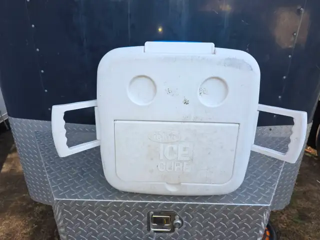 Igloo Square Cooler 2 Handles 2 Cup Holders 2 Compartment Cubby - Photo 4