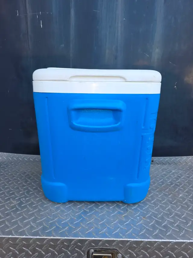 Igloo Square Cooler 2 Handles 2 Cup Holders 2 Compartment Cubby - Photo 5