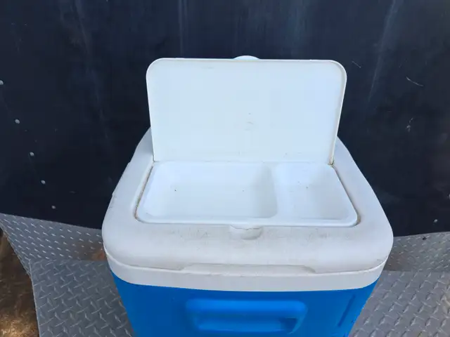 Igloo Square Cooler 2 Handles 2 Cup Holders 2 Compartment Cubby - Photo 6