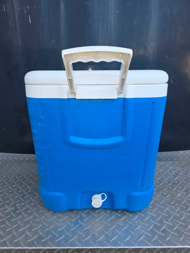 Igloo Square Cooler 2 Handles 2 Cup Holders 2 Compartment Cubby - Photo 8