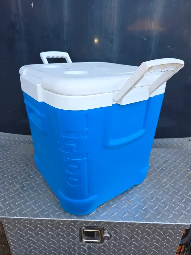 Igloo Square Cooler 2 Handles 2 Cup Holders 2 Compartment Cubby - Photo 10
