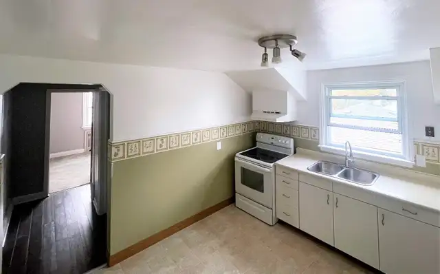 PORT COLBORNE – Quiet 2 Bedroom   Den Apartment - Photo 3