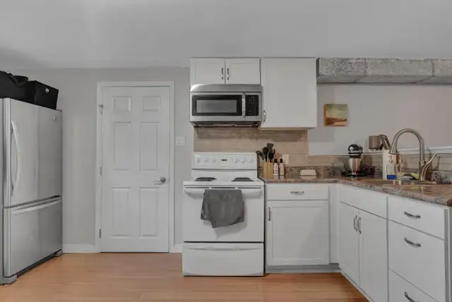 Bright, Recently Updated 2-BR Suite - Available Immediately - Photo 2