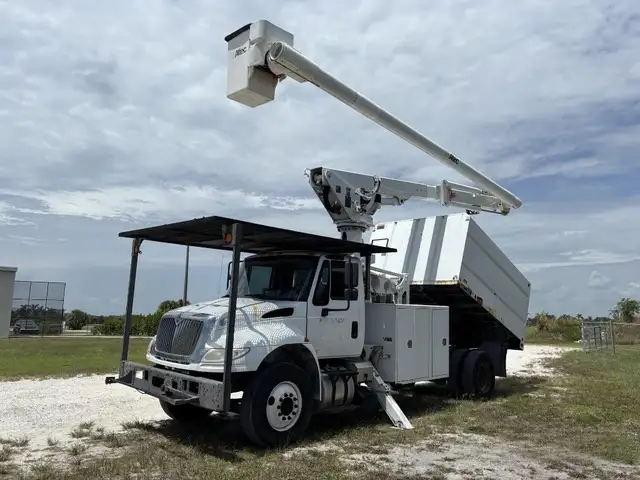 2018 International 4300 Altec LR760-E70 Bucket Truck - Photo 2