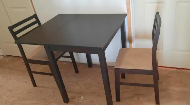 Table and chairs for two - must go by tomorrow - Photo 2