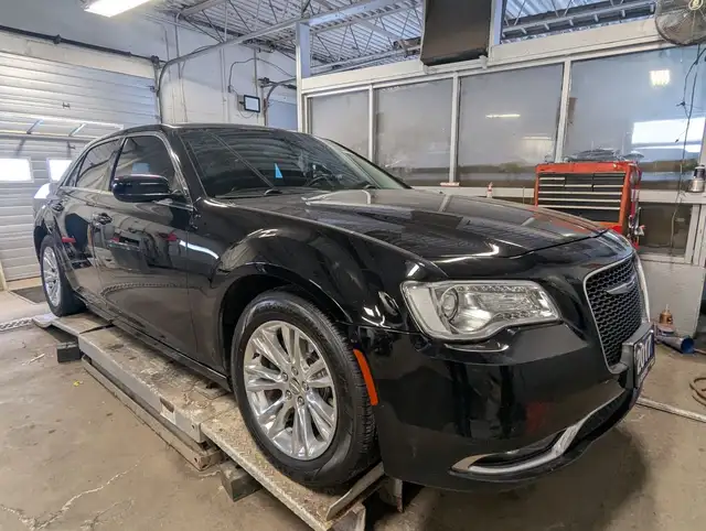 2017 Chrysler 300 TOURING WITH LEATHER/SUNROOF! - Photo 3