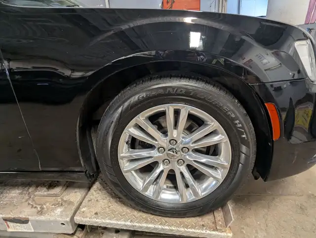 2017 Chrysler 300 TOURING WITH LEATHER/SUNROOF! - Photo 4