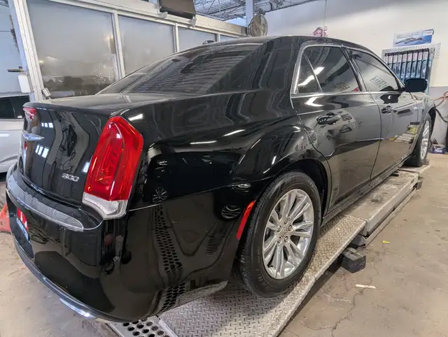 2017 Chrysler 300 TOURING WITH LEATHER/SUNROOF! - Photo 5