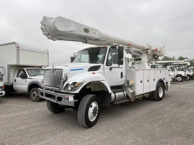 2014 International 7300 Altec AM55 Bucket Truck - Photo 2