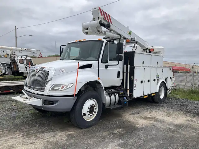 2016 International 4400 Altec T441M Bucket Truck - Photo 2