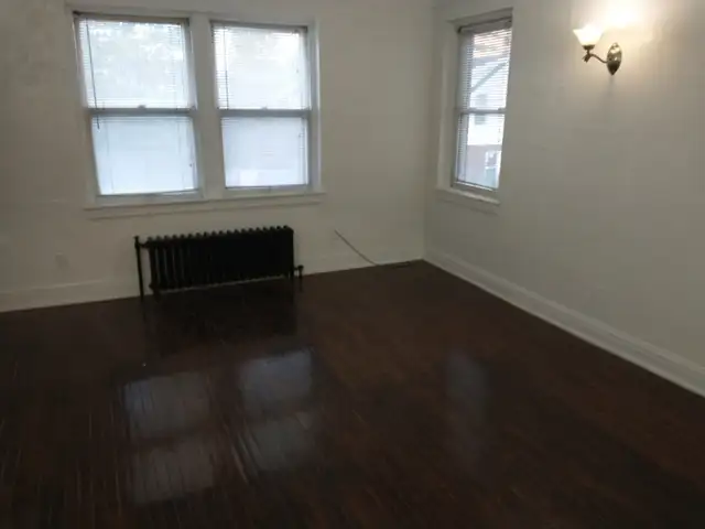 $1200 Large 1 bedroom apt. Jackson Park. Incl. Heat/Water. - Photo 2