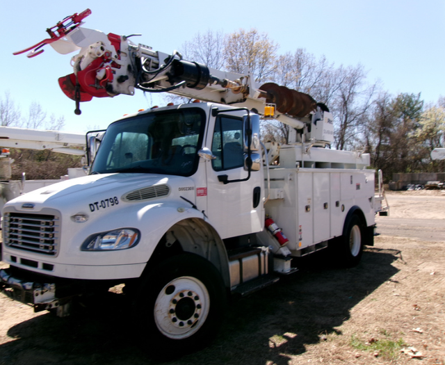 2013 Freightliner M2-106 Altec DL45-BR Digger Derrick - Photo 2