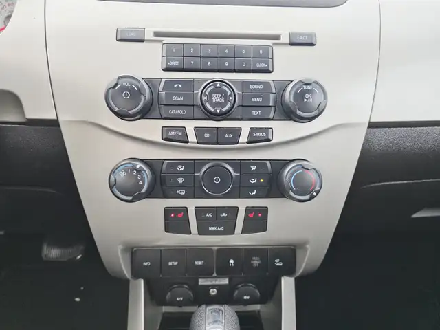 2009 Ford Focus SES Leather Heated Seats Automatic Transmission - Photo 13