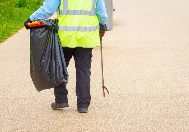 Garbage cleanup litter picking - Photo 3