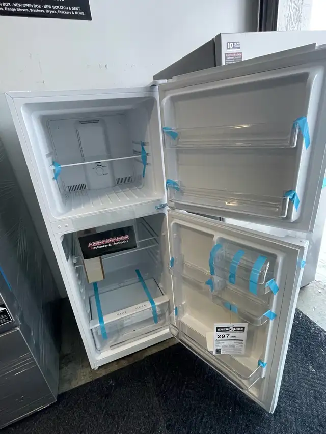 NEW 24" Insignia Top Freezer Fridge (10.1 Cu.Ft) Frost Free - Photo 3